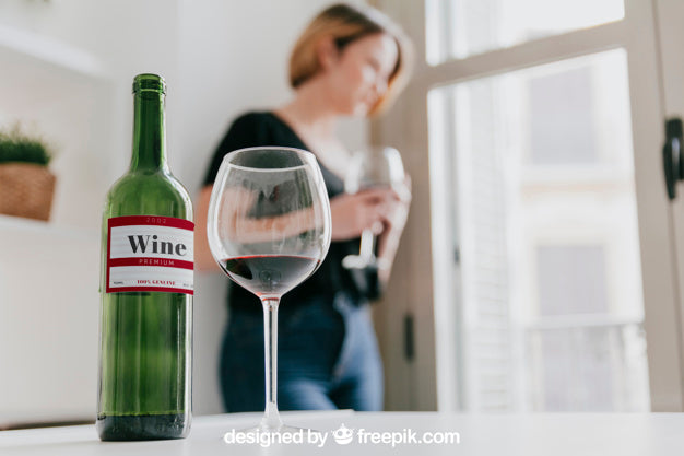 Free Wine Mockup With Woman Psd
