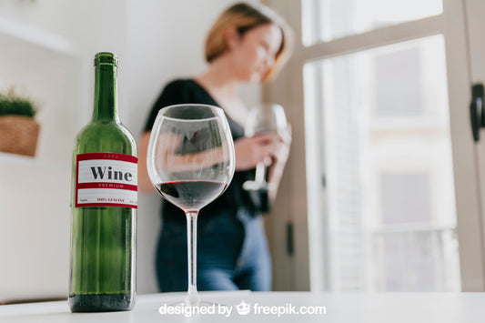Free Wine Mockup With Woman Psd