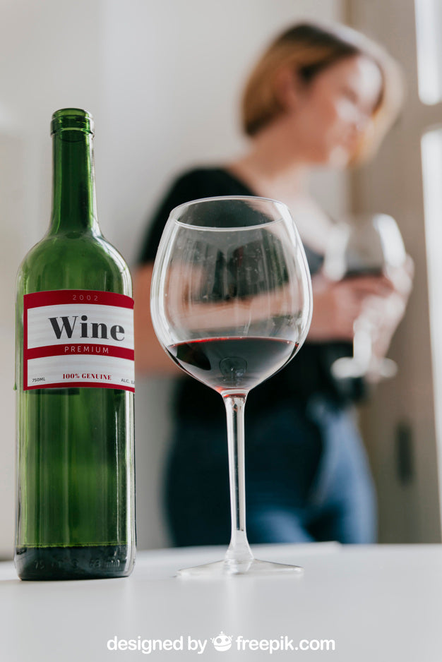 Free Wine Mockup With Woman Psd