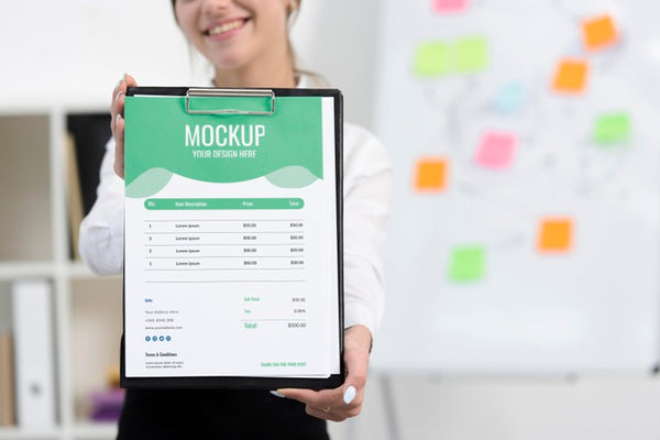 Free Woman Holding A Green Mock-Up Clipboard Psd