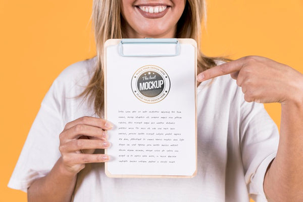 Free Woman Holding Sign Mock-Up Psd