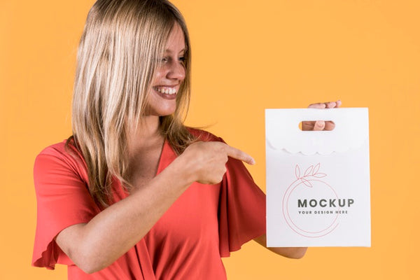 Free Woman Holding Sign Mock-Up Psd