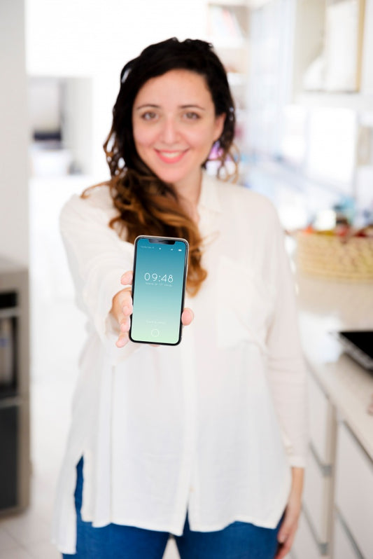 Free Woman In Kitchen Presenting Smartphone Mockup Psd