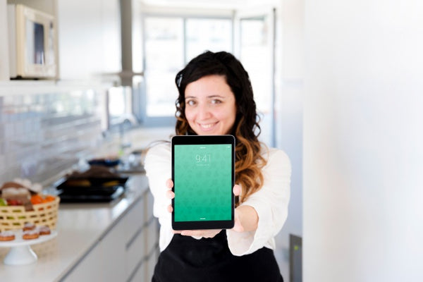 Free Woman In Kitchen Presenting Tablet Mockup Psd