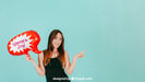 Free Woman Pointing To Her Left With Speech Balloon Mockup Psd
