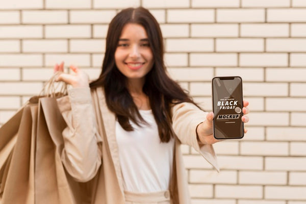 Free Woman With Black Friday Smartphone Mock-Up Psd