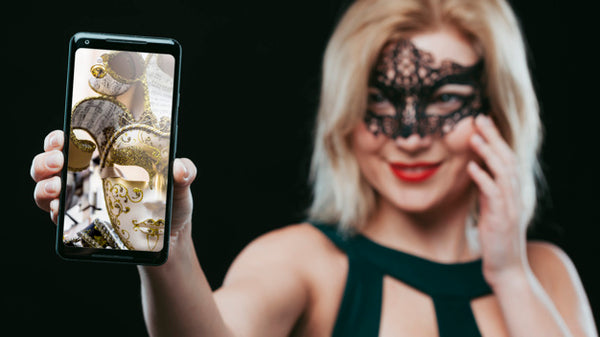 Free Woman With Carnival Mask Showing Smartphone Mockup Psd