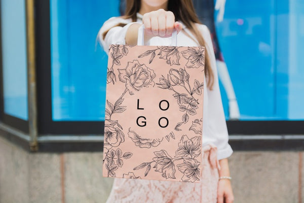 Free Woman With Shopping Bag Mockup Psd