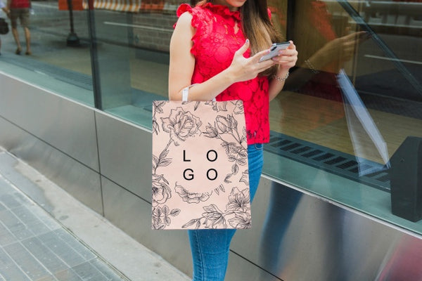 Free Woman With Shopping Bag Mockup Psd