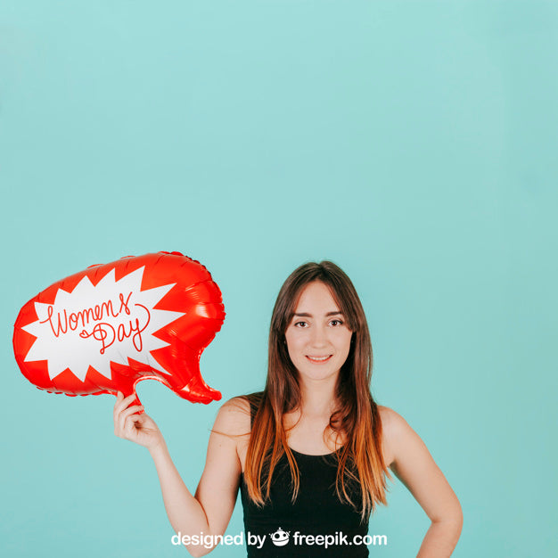 Free Woman With Speech Balloon Mockup Psd
