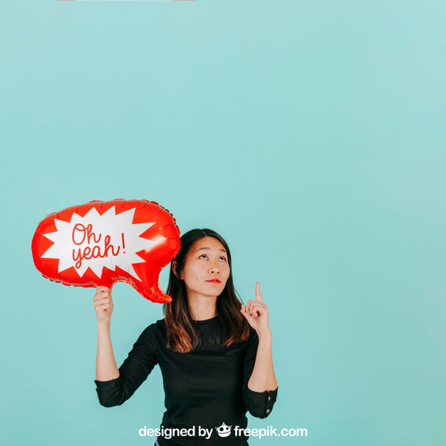 Free Woman With Speech Balloon Mockup Psd