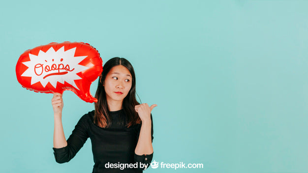 Free Woman With Speech Balloon Mockup Psd