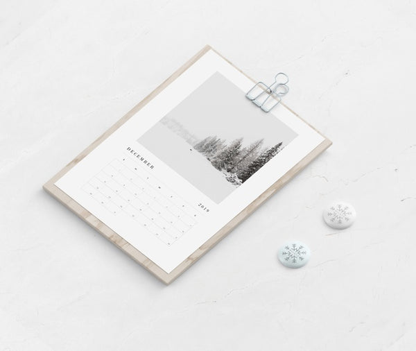 Free Wooden Board With Calendar On Table Psd