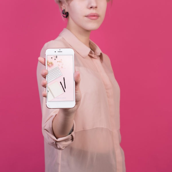 Free Young Woman Holding Smartphone Mockup Psd