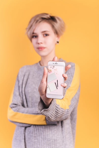 Free Young Woman Holding Smartphone Mockup Psd